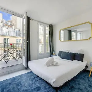 Moulin Rouge Balcony Apartmán